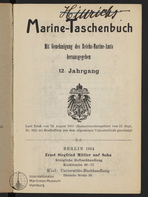 Titelblatt eines Buches 'Marine-Taschenbuch' (12. Jahrgang) mit handschriftlichem Namenszug oben, deutschem Reichsadler als Wappen in der Mitte, Veröffentlichungsangabe 'Berlin 1914' und Verlagsangaben sowie Museumsstempel des Internationalen Maritimen Museums Hamburg unten links.