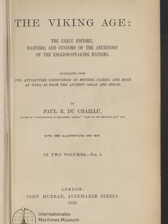 Titelblatt eines Buches mit großer Überschrift THE VIKING AGE, Untertitel über die frühe Geschichte und Sitten der englischsprachigen Völker, Verfasser Paul B. Du Chaillu, Hinweis ›In two volumes — Vol. I‹, Verlag John Murray, London 1889 sowie Stempel des Internationalen Maritimen Museums Hamburg.
