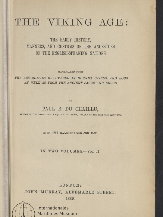Titelblatt eines Buches von 1889: The Viking Age von Paul B. Du Chaillu mit Untertitel zur frühen Geschichte, Sitten und Bräuchen der Vorfahren der englischsprachigen Nationen, Hinweis auf 1366 Illustrationen und Karte, In Two Volumes — Vol. II, Verlag John Murray, Albemarle Street, London, sowie Stempel des Internationalen Maritimen Museums Hamburg mit Globuslogo.