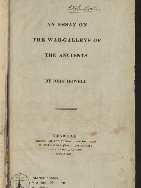 Titelblatt eines alten Buchs mit dem gedruckten Titel An Essay on the War-Galleys of the Ancients von John Howell, handschriftlichem Namenszug oben, Druckort Edinburgh und Jahresangabe M.DCCC.XXVI sowie Museumsstempel des Internationalen Maritimen Museums Hamburg unten links.
