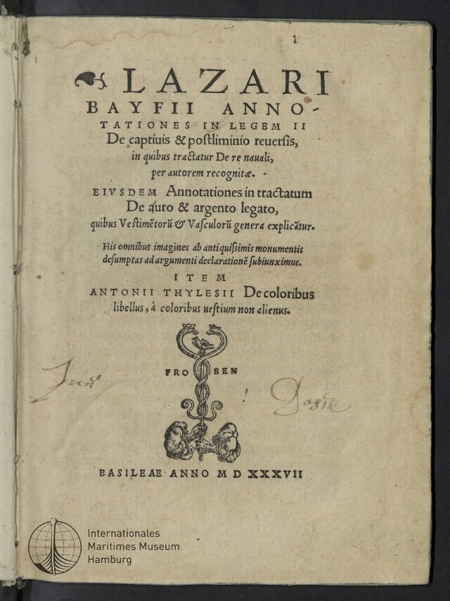 Titelblatt eines alten lateinischen Buches mit großem Schriftzug „LAZARI“, mehreren gedruckten Annotationszeilen, einem dekorativen Druckornament in der Mitte, handschriftlichen Randnotizen und der Verlagsangabe „BASILEAE ANNO MDXXXVII“ sowie einem Museumssignet unten links.
