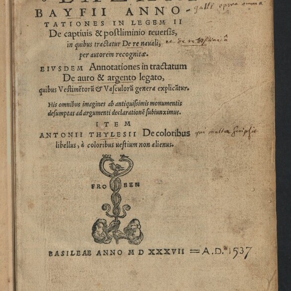 Titelblatt eines alten lateinischen Buchs mit der Überschrift «LAZARI BAYFII», gedrucktem Text und handschriftlichen Randnotizen, einer Druckermarke mit zwei verschlungenen Schlangen, dem Stempel des Internationalen Maritimen Museums Hamburg und der Jahresangabe Basileae Anno MDXXXVII (1537) auf vergilbtem Papier.