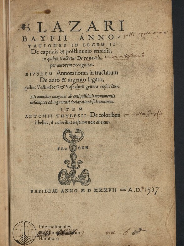 Titelblatt eines alten lateinischen Buchs mit der Überschrift «LAZARI BAYFII», gedrucktem Text und handschriftlichen Randnotizen, einer Druckermarke mit zwei verschlungenen Schlangen, dem Stempel des Internationalen Maritimen Museums Hamburg und der Jahresangabe Basileae Anno MDXXXVII (1537) auf vergilbtem Papier.