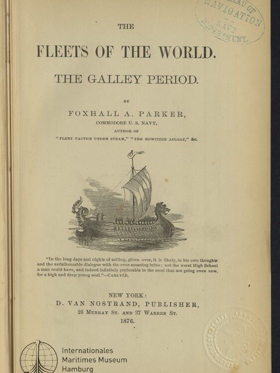 Titelblatt eines Buchs mit der Überschrift „The Fleets of the World. The Galley Period“ (1876), zeigt eine Holzstich-Illustration einer antiken Ruder‑ und Segelgalere mit drachenförmigen Vorsprüngen und Ruderbesatzung, Autor‑ und Verlagsangaben sowie mehrere Dienststempel und das Logo des Internationalen Maritimen Museums Hamburg.