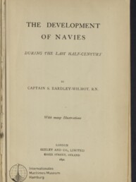 Titelseite eines Buches mit dem Titel »The Development of Navies: During the Last Half‑Century« von Captain S. Eardley‑Wilmot, R.N., Verlagsangabe London Seeley and Co. 1892 und Stempel/Logo des Internationalen Maritimen Museums Hamburg.