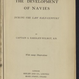 Titelseite eines Buches mit dem Titel »The Development of Navies: During the Last Half‑Century« von Captain S. Eardley‑Wilmot, R.N., Verlagsangabe London Seeley and Co. 1892 und Stempel/Logo des Internationalen Maritimen Museums Hamburg.