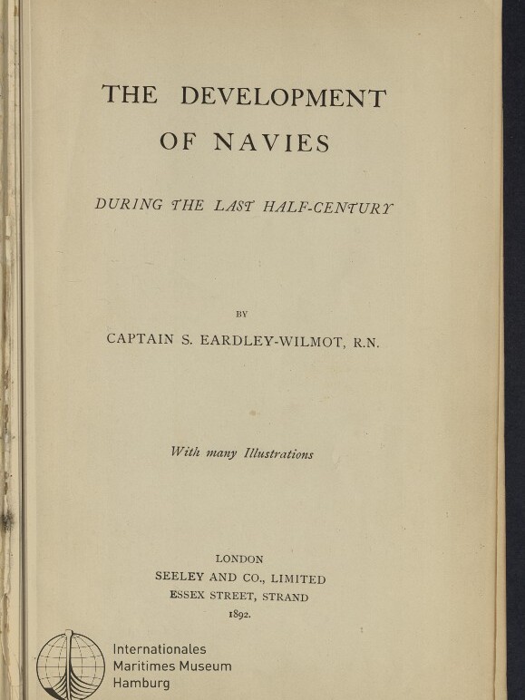 Titelseite eines Buches mit dem Titel »The Development of Navies: During the Last Half‑Century« von Captain S. Eardley‑Wilmot, R.N., Verlagsangabe London Seeley and Co. 1892 und Stempel/Logo des Internationalen Maritimen Museums Hamburg.