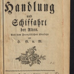 Titelblatt eines alten deutschen Buchs in schwarzer Frakturschrift mit dem Titel »Geschichte der Handlung und Schiffahrt der Alten«, darunter ein ornamentaler Holzschnitt mit Muschel und Blattwerk, handschriftliche Notizen sowie ein Stempel des Internationalen Maritimen Museums Hamburg; Verlagshinweis Frankfurt und Leipzig, 1763.