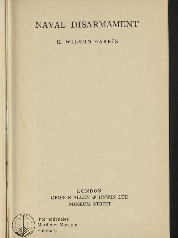 Titelblatt eines Buches mit der Überschrift 'NAVAL DISARMAMENT', dem Autorennamen 'H. WILSON HARRIS', Verlagsangaben 'London George Allen & Unwin Ltd Museum Street' und einem Stempel/Logo des Internationalen Maritimen Museums Hamburg.