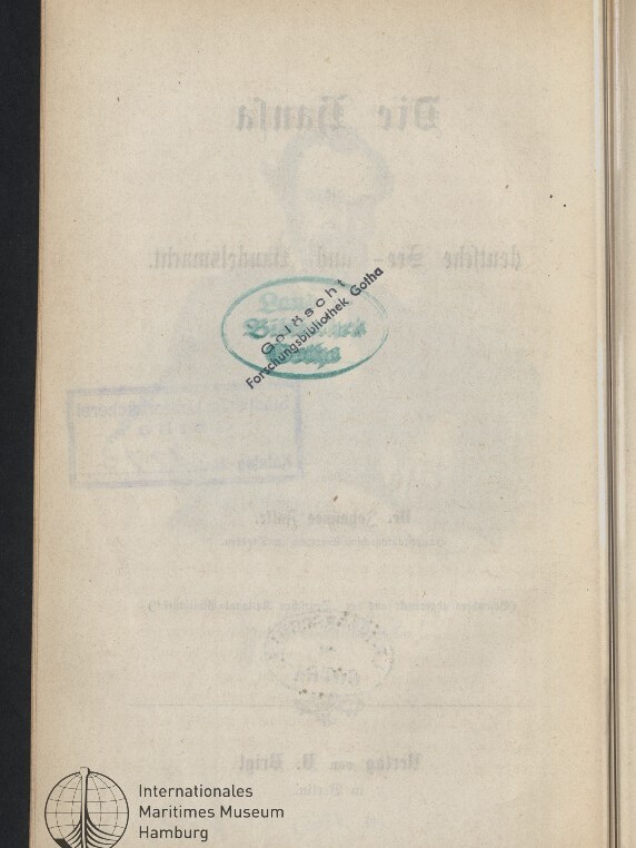 Vergilbte Buchseite mit durchscheinender Rückseite, grünem ovalen Bibliotheksstempel in der Mitte, blauem Rechteckstempel links und Museumslogo unten links.