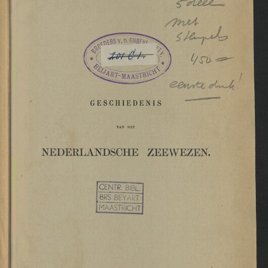 Titelblatt eines Buchs Geschiedenis van het Nederlandsche Zeewezen mit Stempeln, handschriftlichen Notizen und Museumslogo.