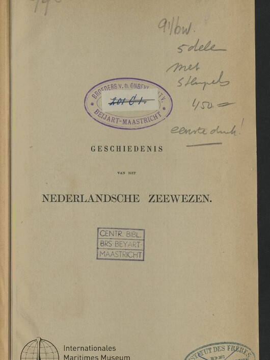 Titelblatt eines Buchs Geschiedenis van het Nederlandsche Zeewezen mit Stempeln, handschriftlichen Notizen und Museumslogo.