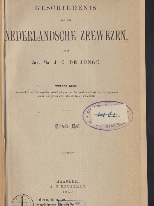 Titelblatt eines niederländischen Buches über die Marine von J. C. de Jonge, mit Bibliotheksstempeln, Haarlem 1859.