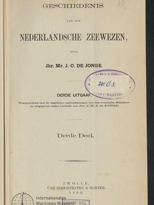 Titelblatt des Buches Geschiedenis van het Nederlandsche Zeewezen von Jhr. Mr. J. C. de Jonge, Derde Deel, mit mehreren Bibliotheksstempeln.