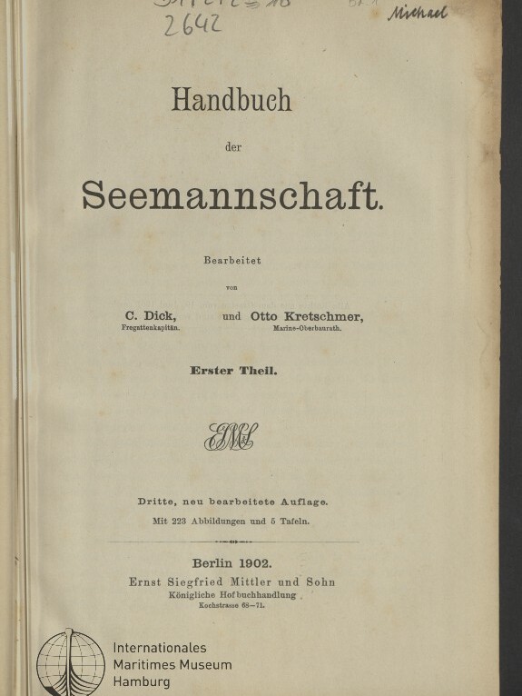 Titelblatt des Handbuchs der Seemannschaft (1902) mit Autorenangaben C. Dick und Otto Kretschmer und Museumslogo