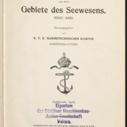 Titelseite von 1906 der Publikation Mitteilungen aus dem Gebiete des Seewesens mit Kronen-Anker-Emblem und Archivstempeln