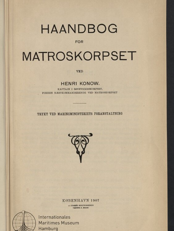 Titelblatt des Buches Haandbog for Matroskorpset von Henri Konow, Kopenhagen 1907, mit Zierornament und Museumsstempel.