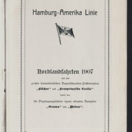 Titelblatt einer Hamburg-Amerika Linie Broschüre Nordlandfahrten 1907 mit dekorativem Rand und kleiner Schiffsflagge.