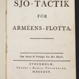 Titelblatt eines historischen Buches SJÖ-TACTIK FÖR ARMÉENS-FLOTTA, mit Druckort Stockholm und Jahreszahl MDCCXCV (1795).