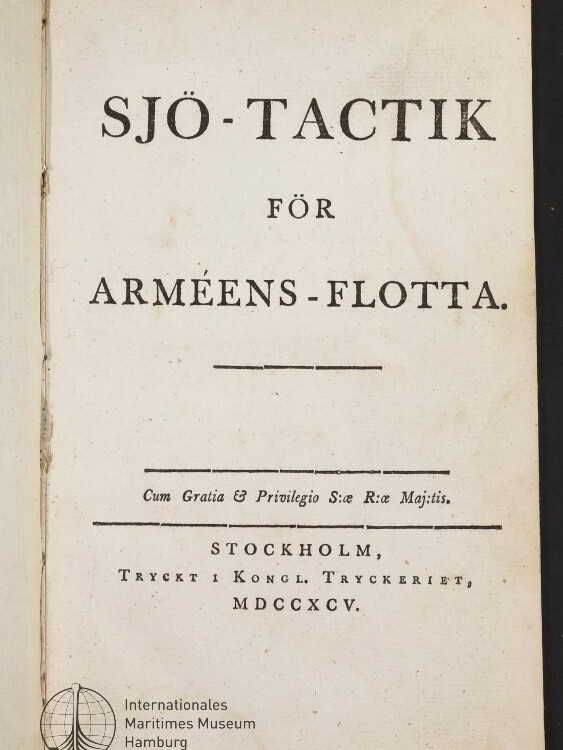 Titelblatt eines historischen Buches SJÖ-TACTIK FÖR ARMÉENS-FLOTTA, mit Druckort Stockholm und Jahreszahl MDCCXCV (1795).