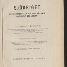 Titelblatt eines schwedischen Buchs mit großem Titel SJÖKRIGET, Autorangabe P. H. Colomb, Editionshinweis und Museumslogo.