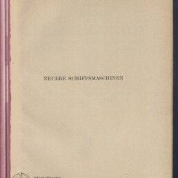 Titelseite mit mittigem Titel NEUERE SCHIFFSMASCHINEN, Aufkleber Apel oben links, handschriftliche Nummer oben rechts und Museumslogo unten links.