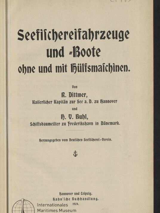 Titelseite eines deutschen Buchs (1904) mit Fraktur-Titel Seefischereifahrzeuge und -Boote, Autorenangaben und Museumsstempel.