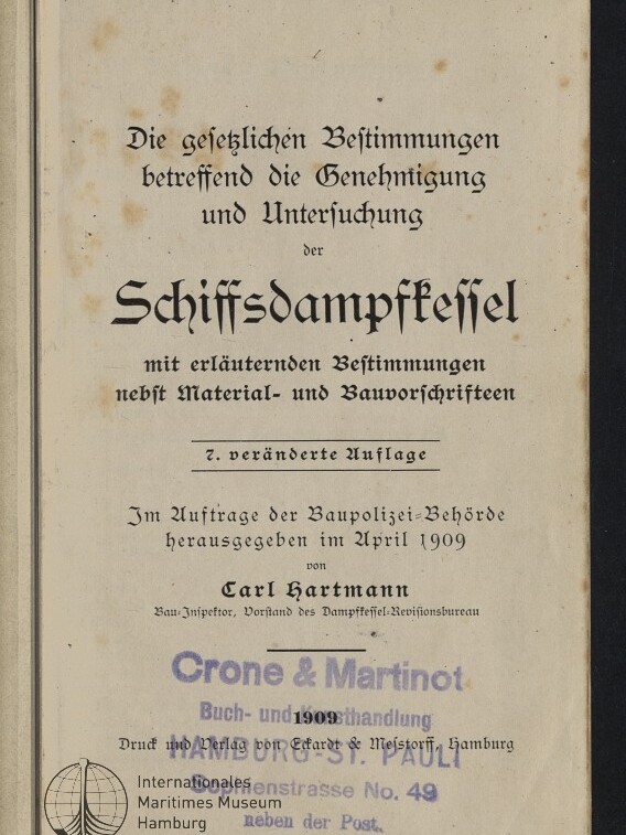 Titelblatt eines 1909 erschienenen deutschen Fachbuchs über Schiffsdampfkessel von Carl Hartmann, mit Stempeln des Internationalen Maritimen Museums Hamburg.