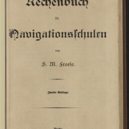 Titelseite mit schwarzer Frakturschrift: Rechenbuch für Navigationsschulen, S. M. Freese, 1897, Museumsstempel.