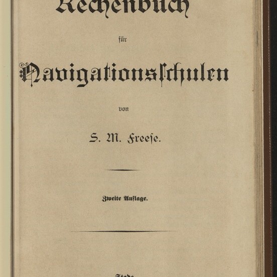 Titelseite mit schwarzer Frakturschrift: Rechenbuch für Navigationsschulen, S. M. Freese, 1897, Museumsstempel.