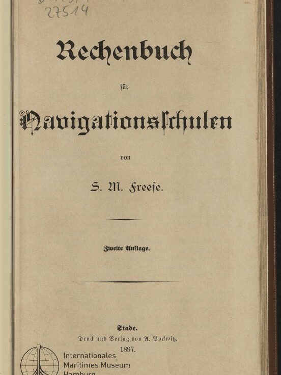 Titelseite mit schwarzer Frakturschrift: Rechenbuch für Navigationsschulen, S. M. Freese, 1897, Museumsstempel.