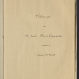 Titelblatt eines alten Manuskripts mit kalligrafischem Titel in der Mitte, handschriftlicher Signatur oben links und Museumsstempel unten links.