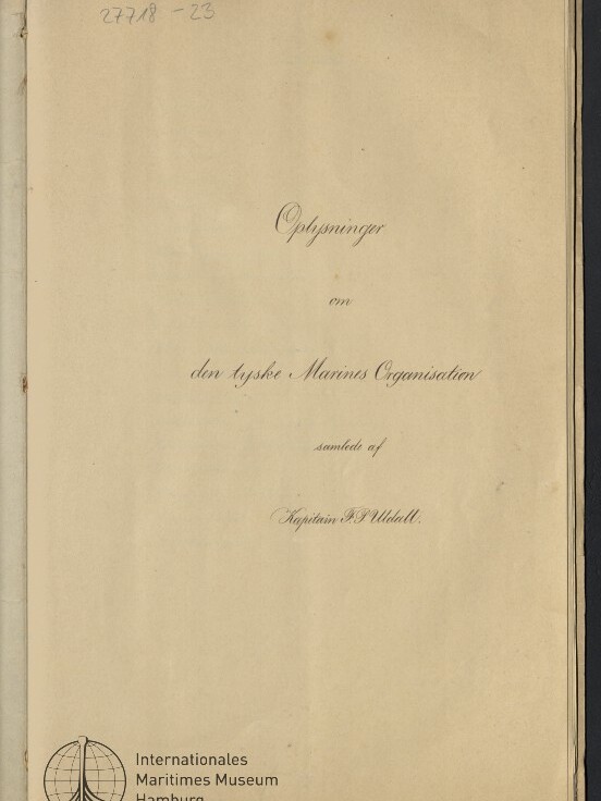 Titelblatt eines alten Manuskripts mit kalligrafischem Titel in der Mitte, handschriftlicher Signatur oben links und Museumsstempel unten links.