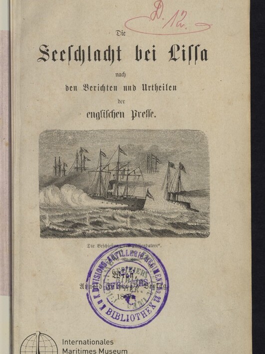 Titelblatt mit Frakturschrift „Die Seeschlacht bei Lissa“, Holzstich kämpfender Kriegsschiffe auf stürmischer See und runder Bibliotheksstempel