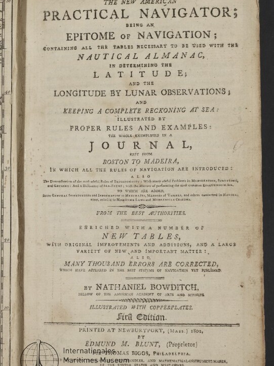 Titelblatt des alten Navigationshandbuchs The New American Practical Navigator von Nathaniel Bowditch mit Museumsstempel.