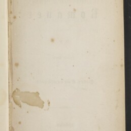 Vergilbte Buchseite mit braunen Flecken und Wasserrand unten links, Museumsstempel Internationales Maritimes Museum Hamburg.