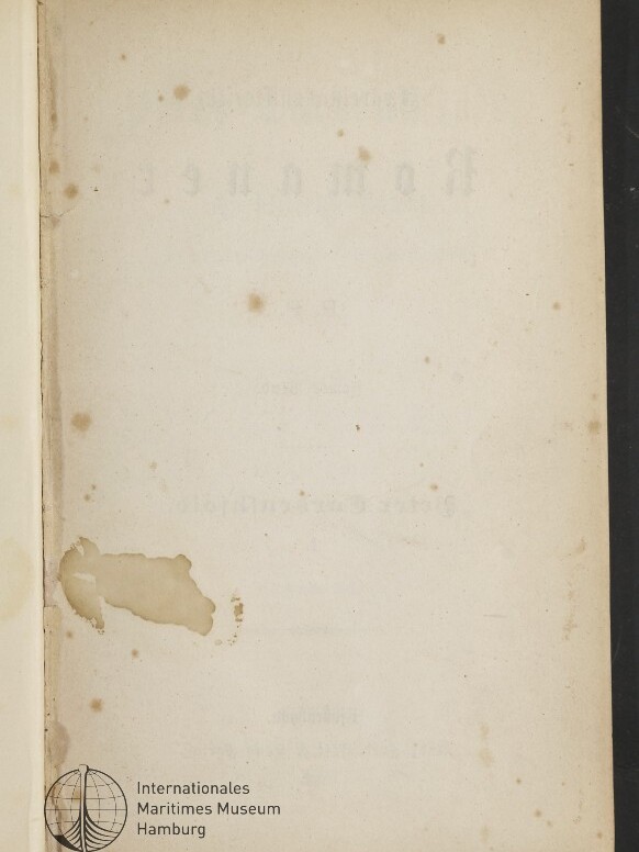 Vergilbte Buchseite mit braunen Flecken und Wasserrand unten links, Museumsstempel Internationales Maritimes Museum Hamburg.