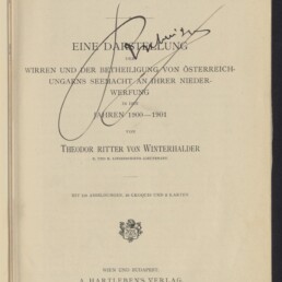 Titelblatt des Buches Kämpfe in China (1902) mit großem handschriftlichen Namenszug, Autor Theodor Ritter von Winterhalder, Verlagsangabe A. Hartleben's Verlag und Stempel des Internationalen Maritimen Museums Hamburg.