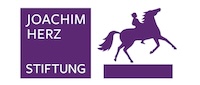 Logo der Joachim-Herz-Stiftung mit lila K&auml;sten und Schriftzug sowie stilisierter Reiter auf Pferd neben einem Balken.