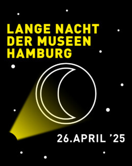 Plakat mit gelbem Schriftzug Lange Nacht der Museen Hamburg, weißem Mond-Icon, gelbem Scheinwerfer und Datum 26. April '25.