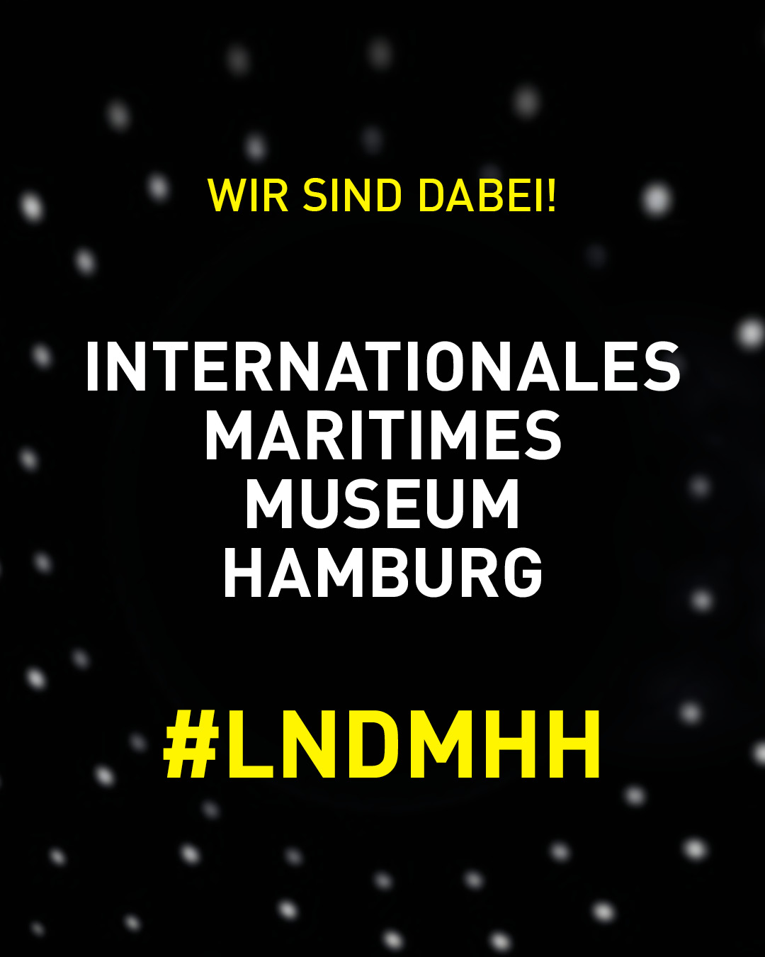 Schwarzes Poster mit weißer Schrift 'Internationales Maritimes Museum Hamburg', gelbem 'Wir sind dabei!' und Hashtag #LNDMHH
