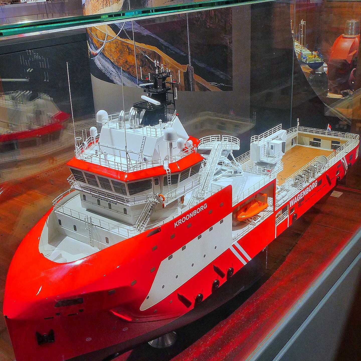 Rotes und weißes Schiffsmodell mit Aufschrift KROONBORG/WAGENBORG, detailliertem Deck, Brücke und Rettungsboot in Glasvitrine.