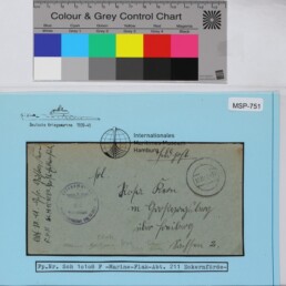 Briefumschlag mit handschriftlicher Adresse und Stempeln auf blauem Karton des Maritimen Museums Hamburg; Farbreferenz oben