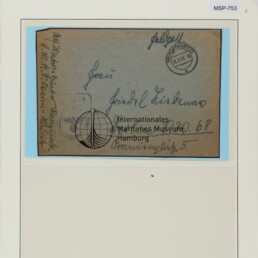 Archivblatt mit Farbkontrolle oben und altem adressierten Briefumschlag mit Poststempel und Aufdruck Maritimes Museum Hamburg