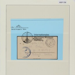 Archivseite mit blauer Einlage, darauf Feldpostkarte der Deutschen Kriegsmarine (1939–45) mit mehreren Stempeln und Kennzeichnung MSP-756; Farbkontrollkarte oben.