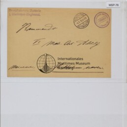 Archivierter Feldpost-Umschlag (1915) mit handschriftlicher Adresse, zwei Rundstempeln, Museumsstempel und Farbkontrollkarte oben.