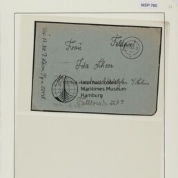 Alter blauer Briefumschlag mit handschriftlicher Adresse, Feldpost-Rundstempel und Aufdruck 