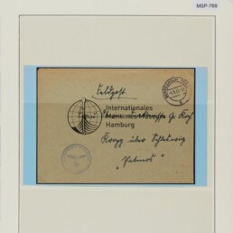 Beige Umschlag mit maritimem Globus-Logo, Poststempel und handschriftlicher Adresse, auf weißem Archivblatt mit Farbreferenz.