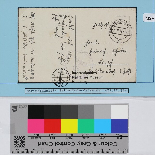 Postkarte mit handschriftlicher Adresse und Poststempel 