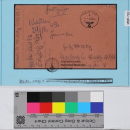 Orangefarbener Feldpostumschlag mit handschriftlicher Adresse und Stempel 27.2.42 auf blauem Hintergrund.